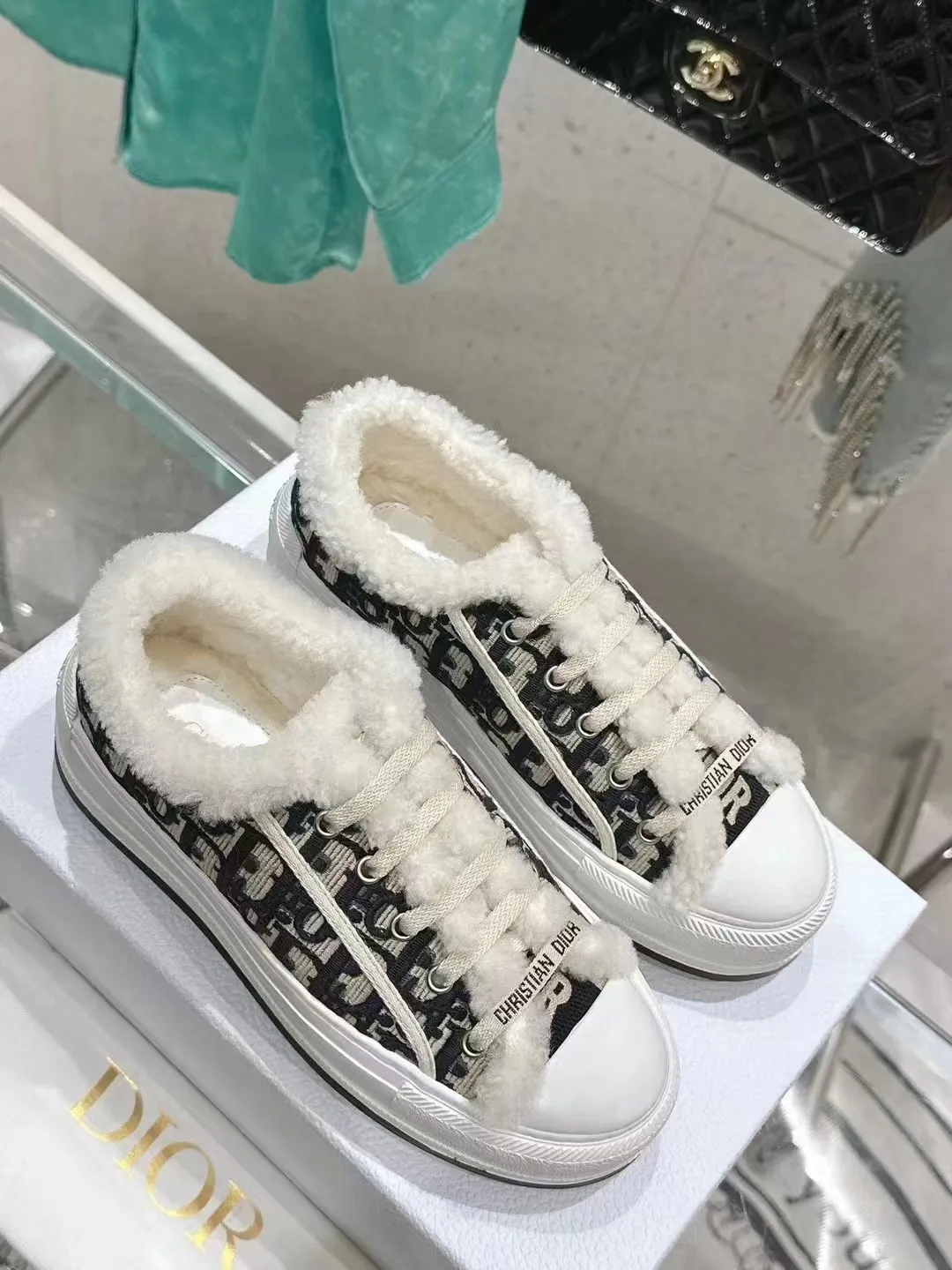 👟👟Ex-factory price 640👟👟——Dior Dior embroidered thick-soled wool casual shoes, fur shoes 𝐃𝐈𝐎𝐑 𝐖𝐚𝐥𝐤'𝐧 Dior presbyopic embroidered wool thick-soled canvas shoes, casual sports shoes, this Walk'n'Dior Thick-soled sneakers are a stylish piece that elevate the collection. Oblique printed cotton embroidered upper with comfortable platform sole, tongue and Christian Dior Paris signature laces. Can add fashionable temperament to all kinds of casual looks. Original custom-made imported Oblique printed embroidery fabric. Imported soft sheepskin lining. Original exclusive open-molded TPU material outsole. Bottom thickness 4.5CM. Size: Women's 35-41 (custom-made 41 is non-refundable)